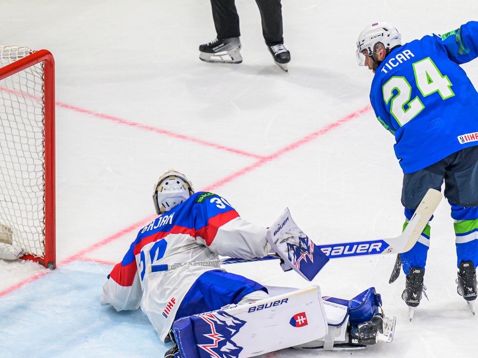 Brankár Adam Gajan (Slovensko), ktorého prekonáva Rok Tičar (Slovinsko) v samostatných nájazdoch.