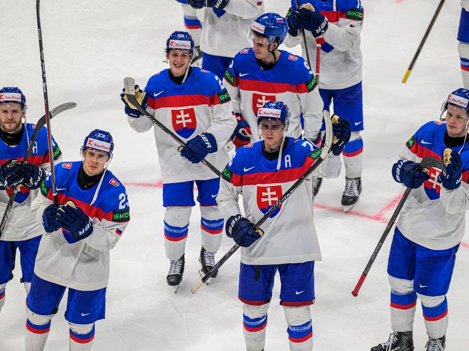 Slovenskí hokejisti sa tešia z výhry nad Slovinskom na MS v hokeji 2026.