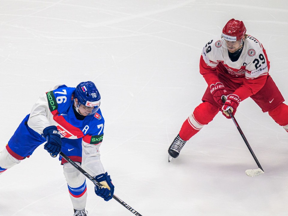 Na snímke Martin Pospíšil (Slovensko) a Mikkel Aagaard (Dánsko) bojujú o puk počas zápasu základnej B-skupiny Dánsko - Slovensko.