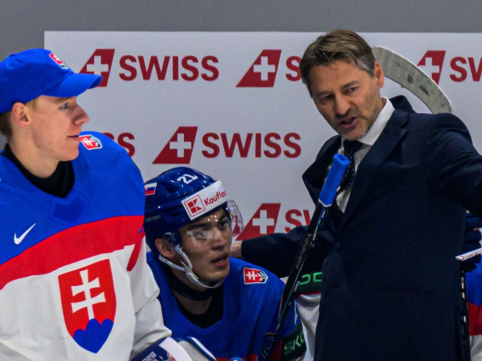 Na snímke sprava tréner slovenskej reprezentácie Vladimír Országh, Sebastián Čederle a brankár Adam Gajan (obaja Slovensko).