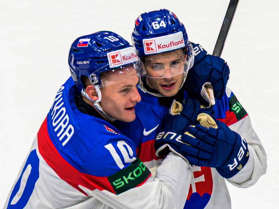 Patrik Koch a Adam Sýkora sa tešia z gólu počas zápasu základnej B-skupiny Dánsko - Slovensko.