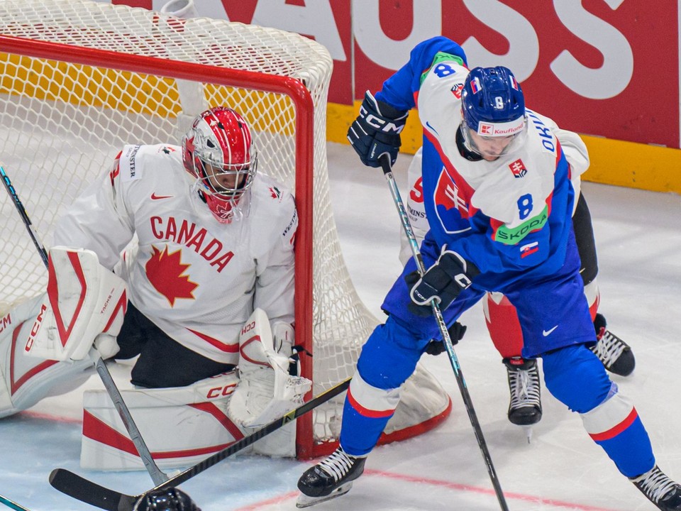 Jet Greaves (Kanada), Oliver Okuliar (Slovensko) a Denton Mateychuk (Kanada) v zápase základnej B-skupiny Slovensko - Kanada.