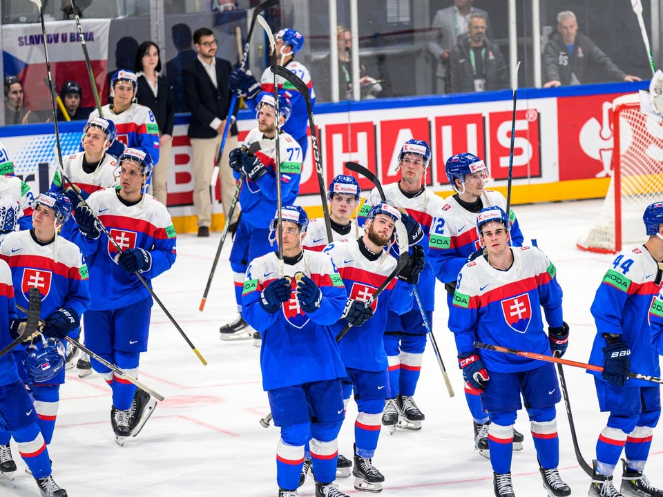 Hokejisti Slovenska ďakujú fanúšikom po prehre Slovenska so Švédskom 2:4.