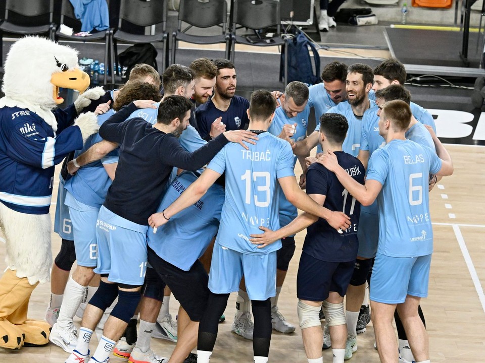 Hráči Slovana sa tešia z výhry 3:1 na sety v treťom finálovom stretnutí play off Niké extraligy vo volejbale mužov VK Slovan Bratislava - RIEKER UJS Komárno.