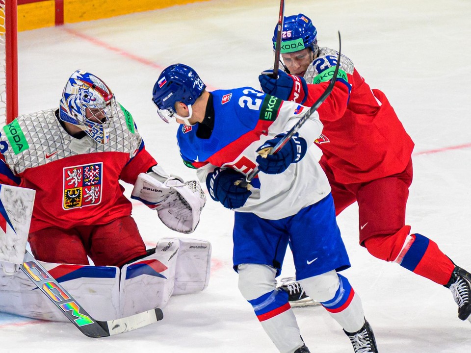 Josef Kořenář (Česko), Adam Liška (Slovensko) a Jiří Ticháček (Česko) v zápase základnej B-skupiny Slovensko - Česko.