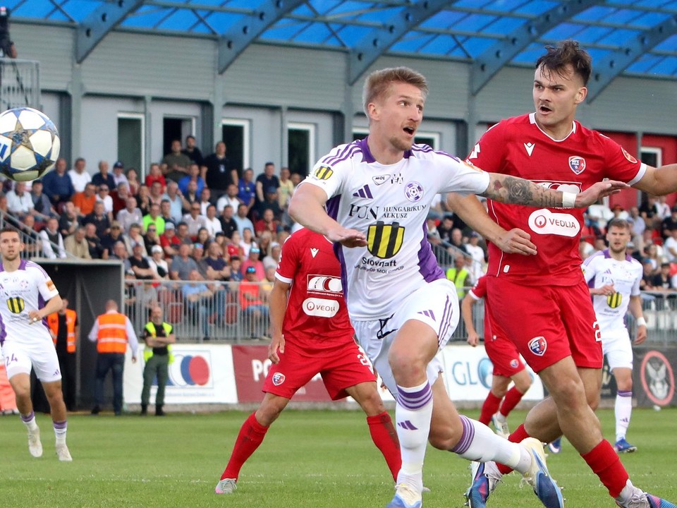 Šimon Šmehýl (Komárno) a Lukáš Filipiak (Zvolen) počas prveho zápasu baráže o účasť v Niké lige MFK Zvolen - KFC Komárno.