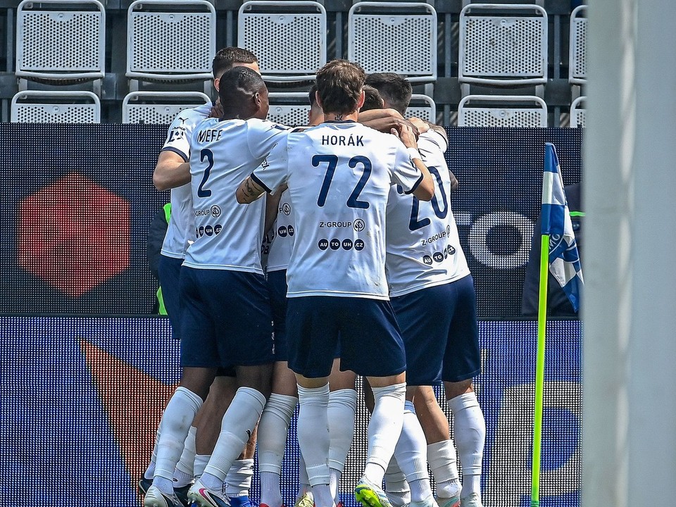 Futbalisti 1.FC Slovácko oslavujú gól.