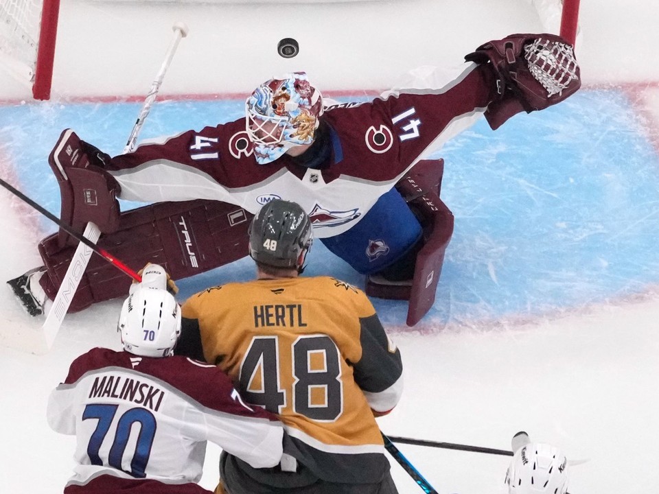 Tomáš Hertl strieľa víťazný gól Vegas v treťom zápase proti Coloradu.