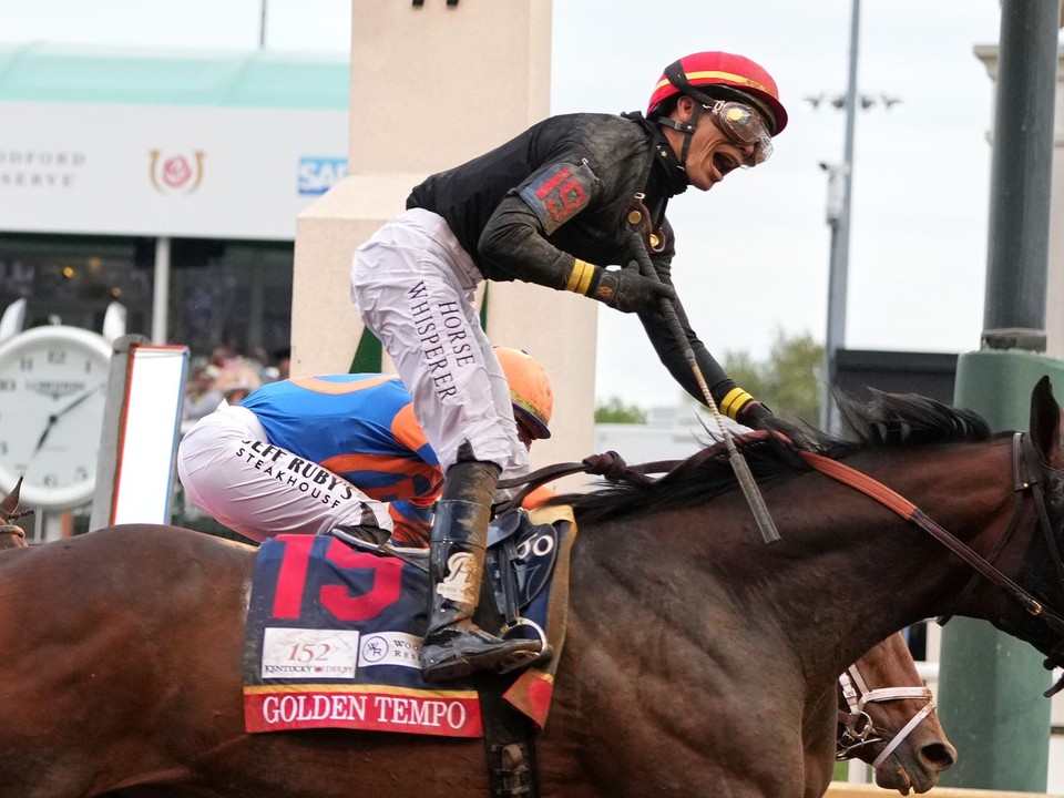 Džokej Jose Ortiz a kôň Golden Tempo (19) vyhrali Kentucky Derby 2026.