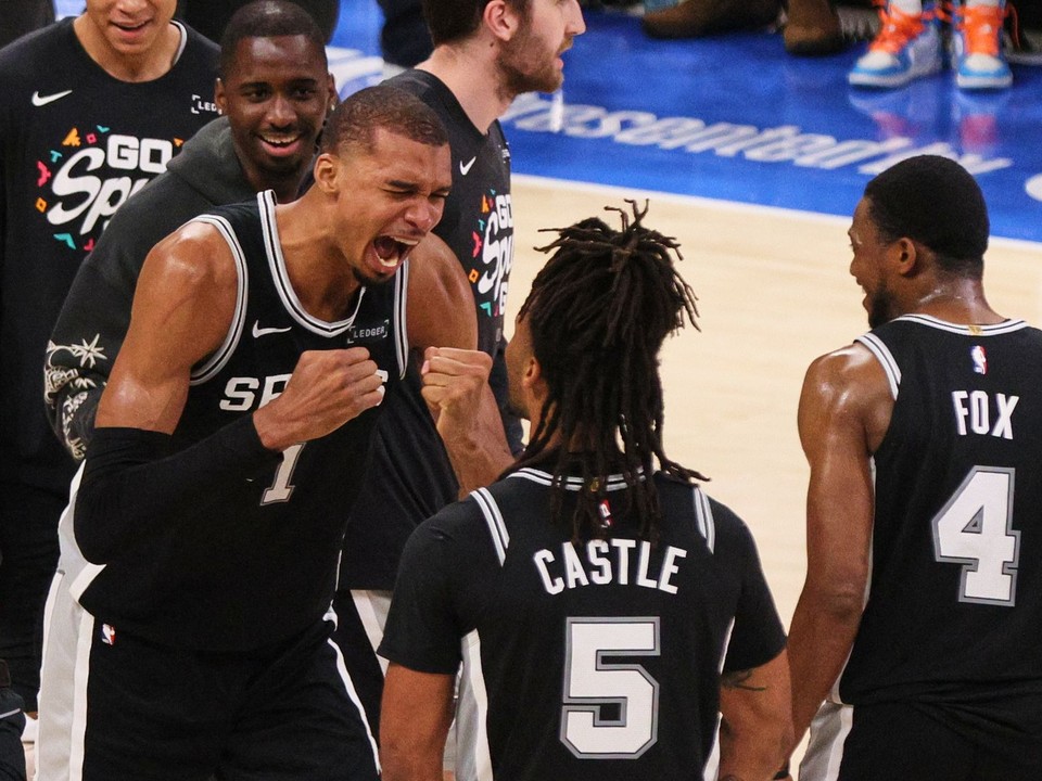 Útočník Victor Wembanyama zo San Antonia Spurs sa teší.