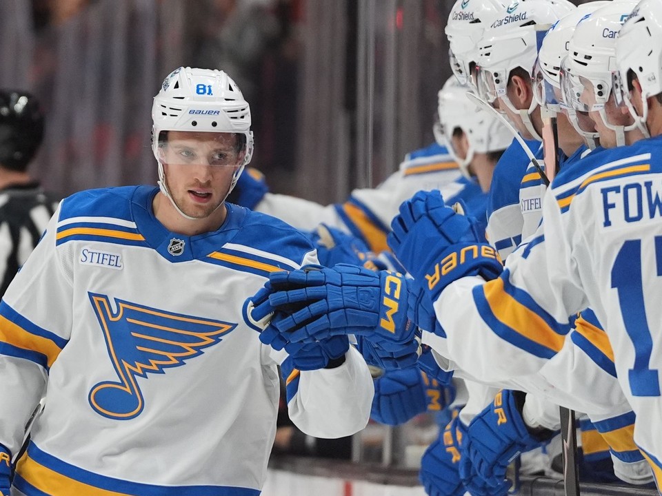 Na snímke je útočník tímu St. Louis Blues Dylan Holloway.