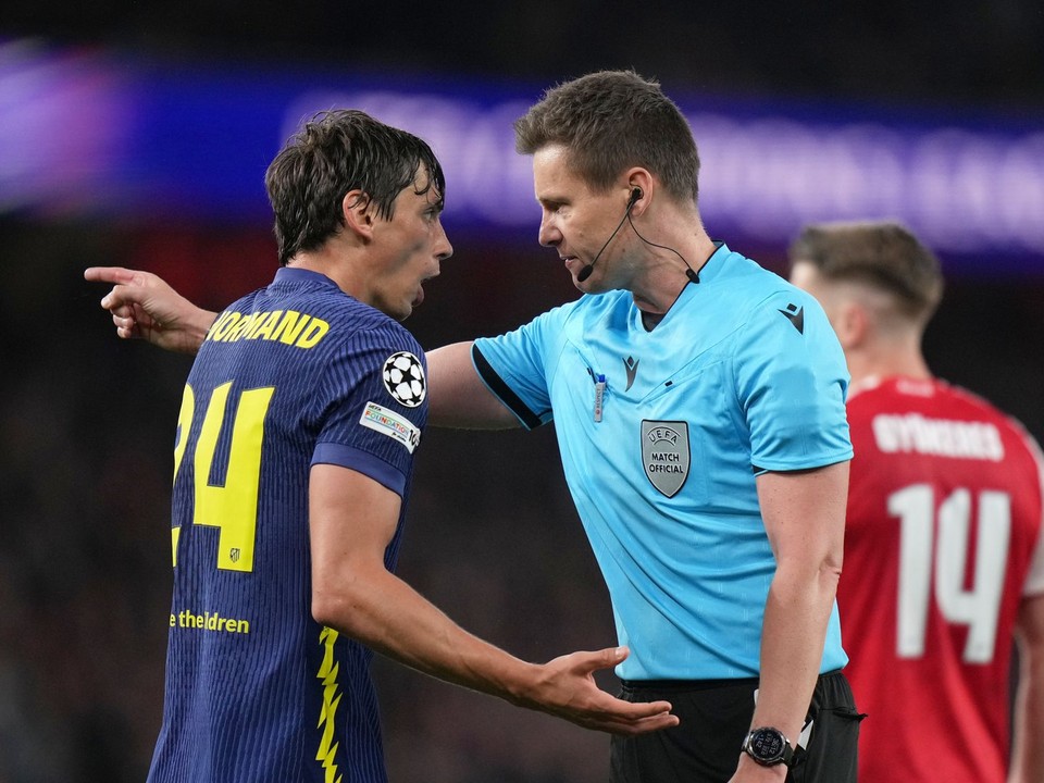Robin Le Normand v rozhovore s rozhodcom Danielom Siebertom počas odvety semifinále Ligy majstrov.