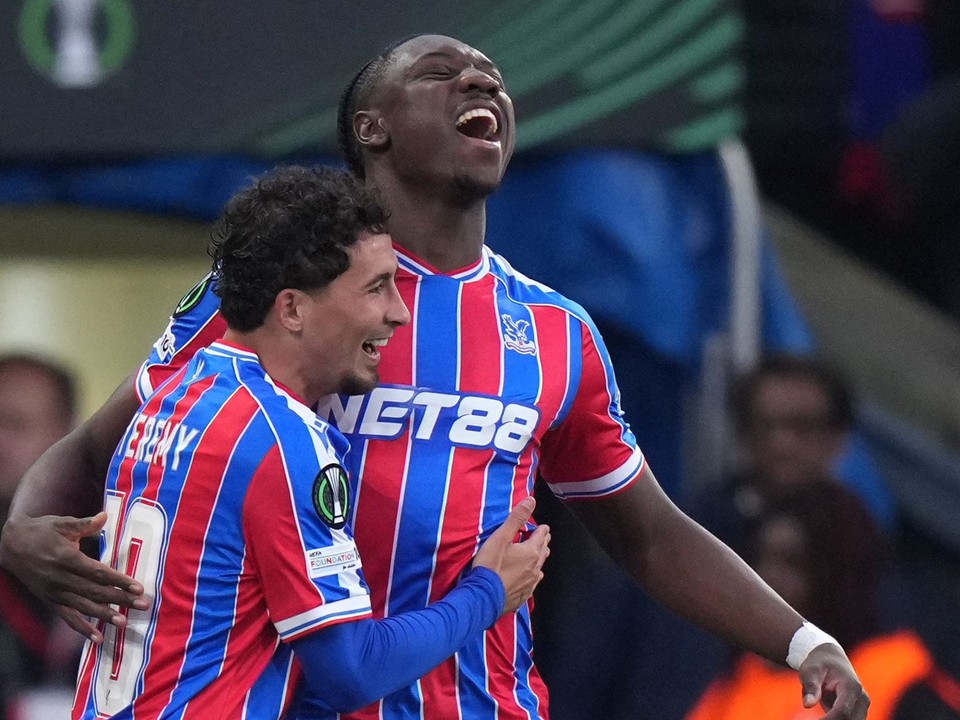 Futbalisti Crystal Palace oslavujú gól.