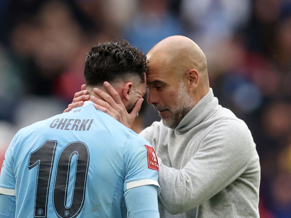 Tréner Pep Guardiola a Rayan Cherki.