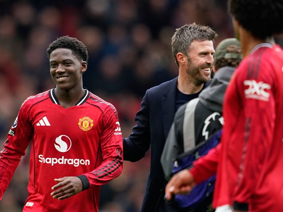 Michael Carrick s hráčmi Manchestru United. 