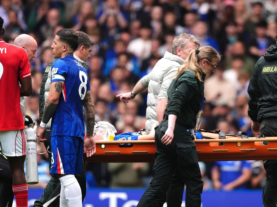 Jesse Derry z Chelsea je odnesený z ihriska na nosidlách po zranení hlavy.