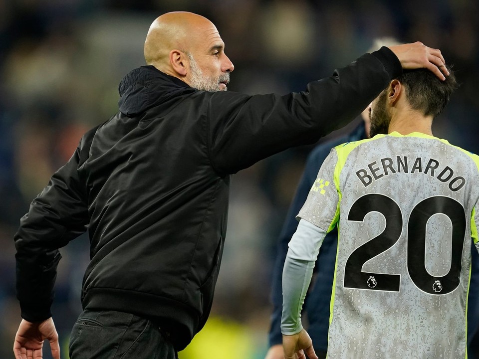 Tréner Pep Guardiola a Bernardo Silva počas zápasu Manchester City a Everton.