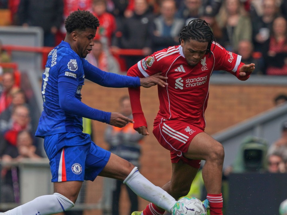 Andrey Santos z Chelsea zastavuje sklzom Ria Ngumohu z Liverpoolu.