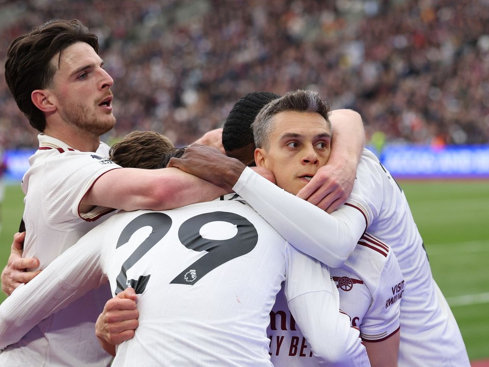 Arsenal oslavuje gól. 