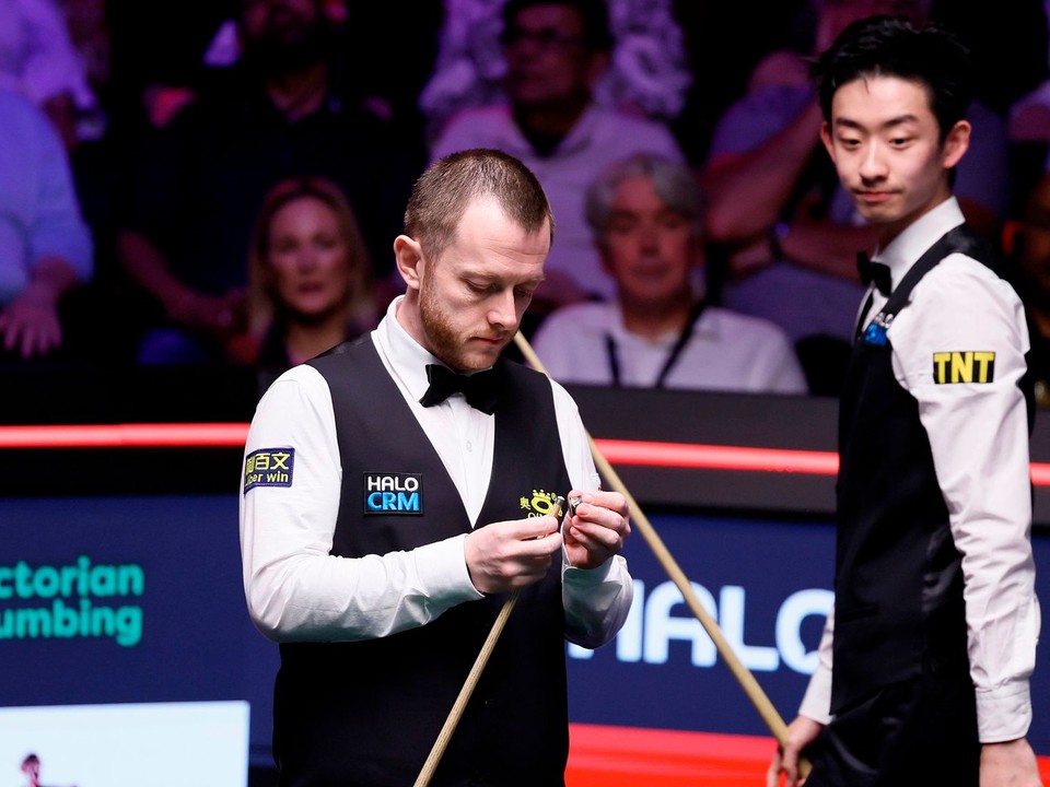 Momentka zo zápasu Mark Allen - Yize Wu v semifinále MS v snookri 2026. 