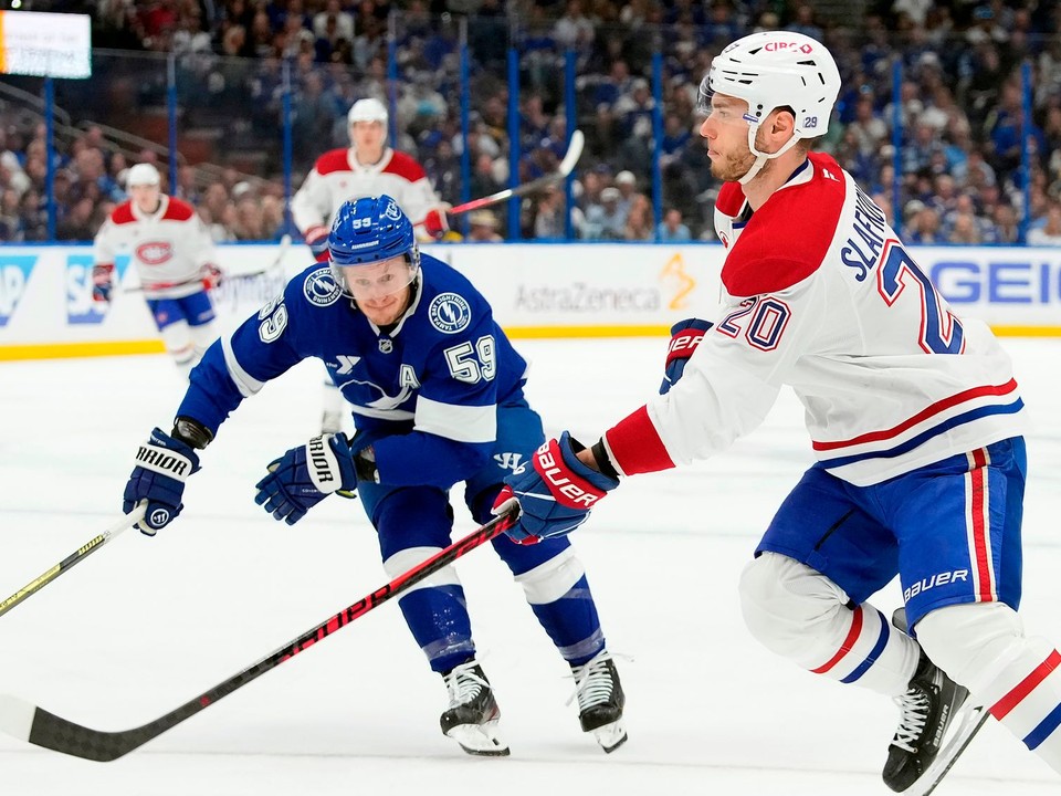 Juraj Slafkovský (vpravo) a Jake Guentzel v siedmom zápase medzi Tampou Bay a Montrealom.