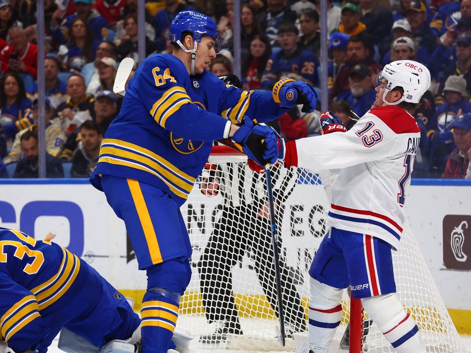 Logan Stanley (vľavo) a Cole Caufield počas zápasu Buffalo - Montreal v play-off NHL.