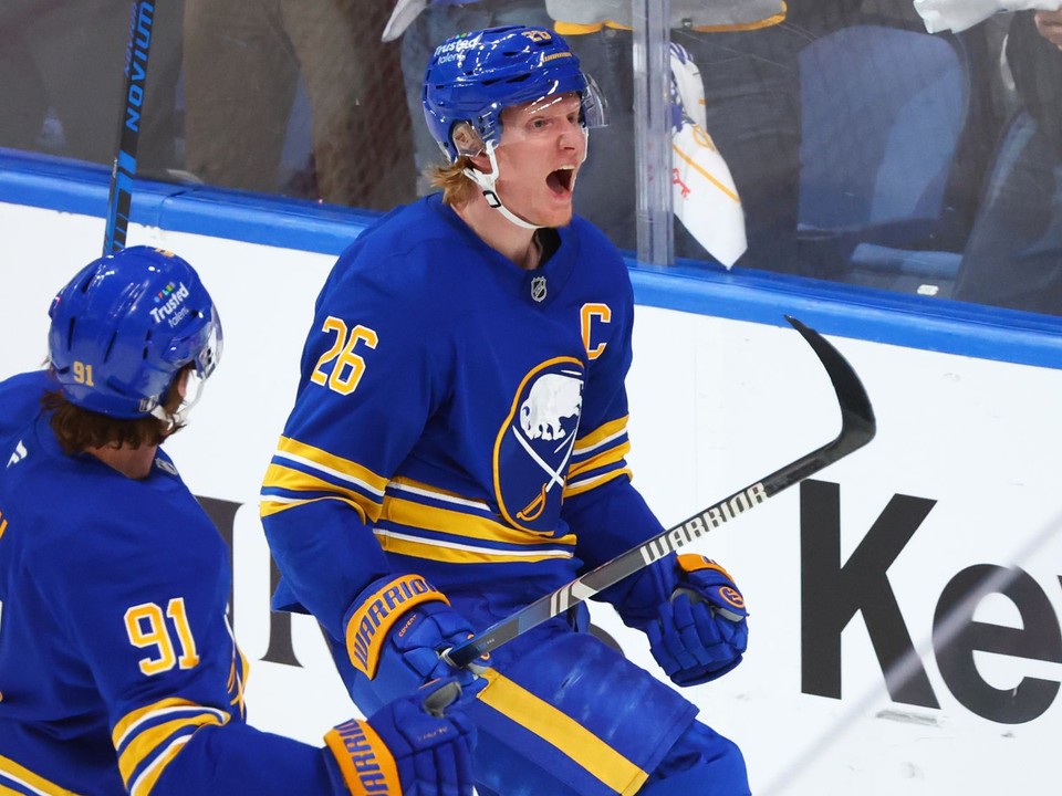 Obranca Rasmus Dahlin (26) v drese Buffala Sabres.
