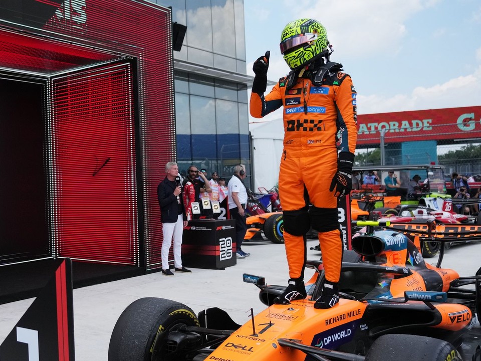Lando Norris oslavuje triumf v šprinte.