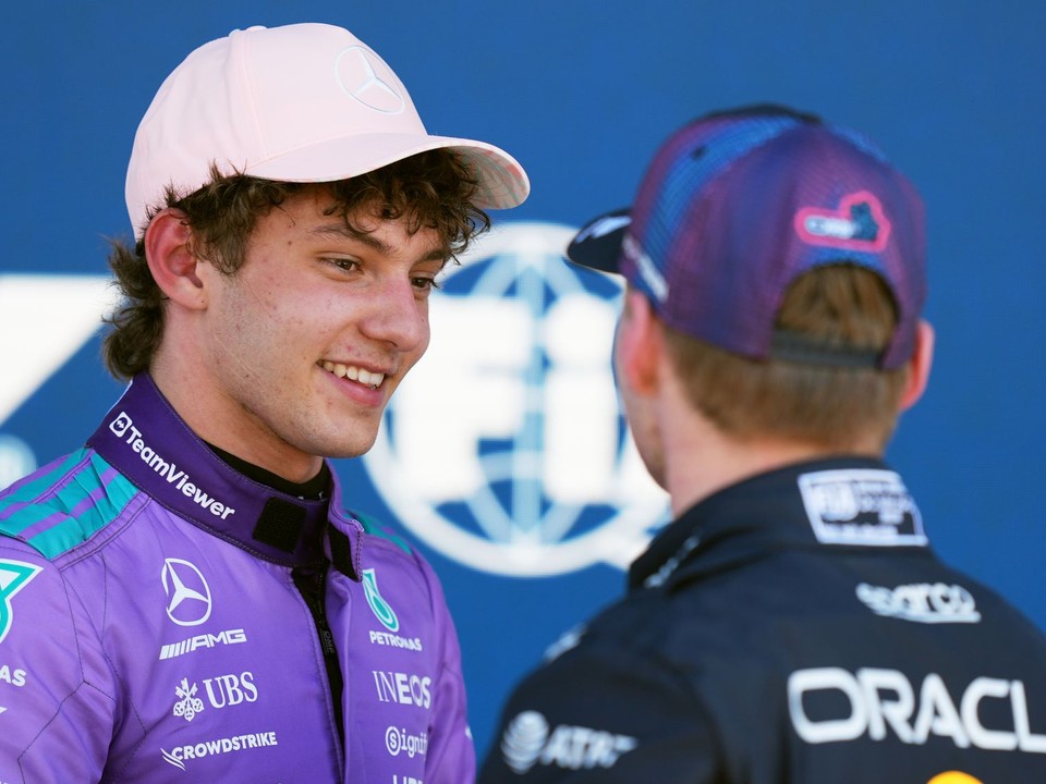 Kimi Antonelli si podáva ruku s Maxom Verstappenom po kvalifikácii na VC Miami 2026.