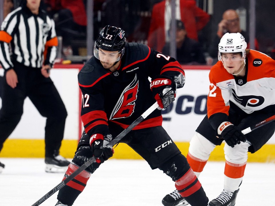 Logan Stankoven z Caroliny proti Philadelphii.