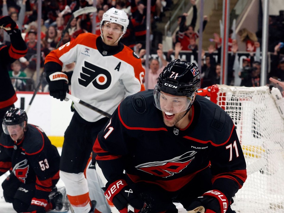 Taylor Hall (71) oslavuje víťazný gól Caroliny v predĺžení proti Philadelphii.