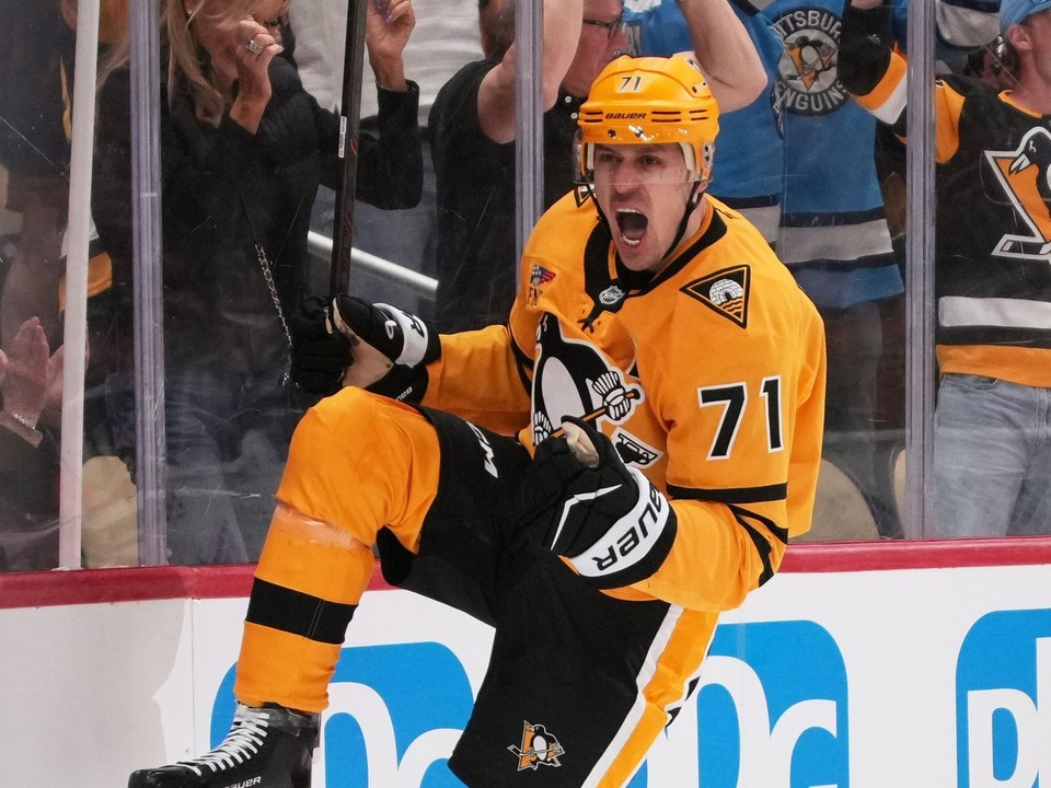 Na archívnej snímke z 19. apríla 2026 hokejista Penguins Jevgenij Malkin sa teší z gólu.
