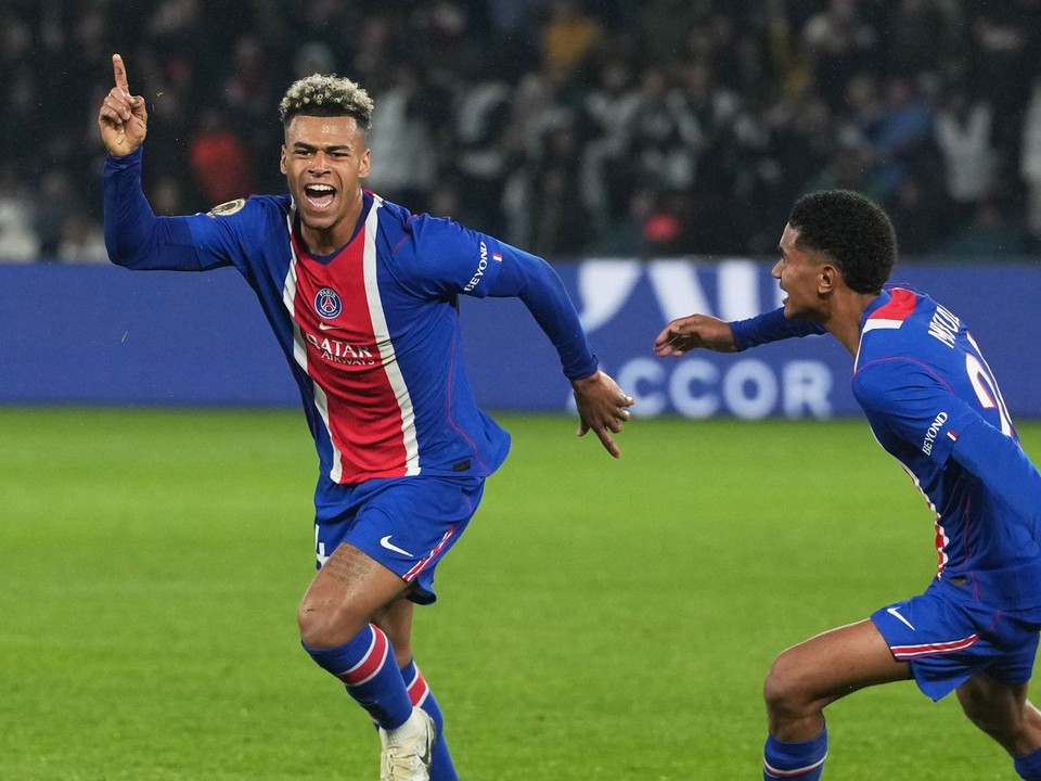 Futbalista Paríža St. Germain Desire Doue (vľavo) sa teší z gólu v zápase 33. kola Ligue 1 Paríž Saint-Germain - Stade Brest.
