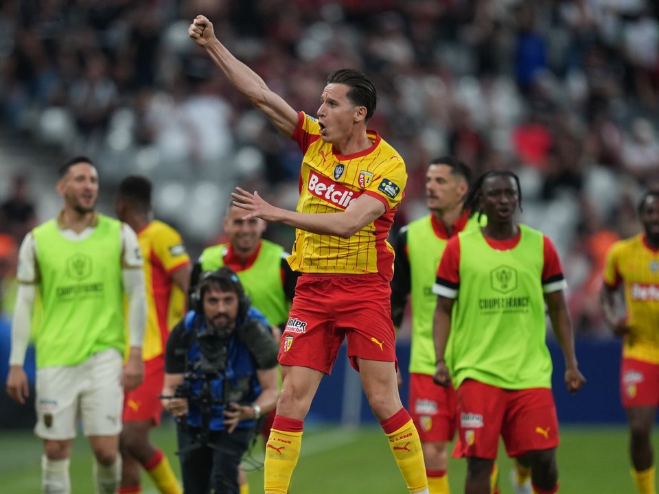 Na snímke Florian Thauvin (uprostred) z Lensu sa teší z gólu počas finálového duelu Francúzskeho pohára.