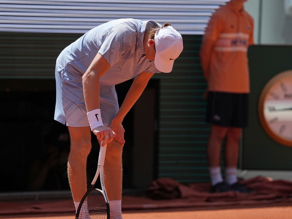 Jannik Sinner počas zápasu s Cerundolom na Roland Garros 2026.