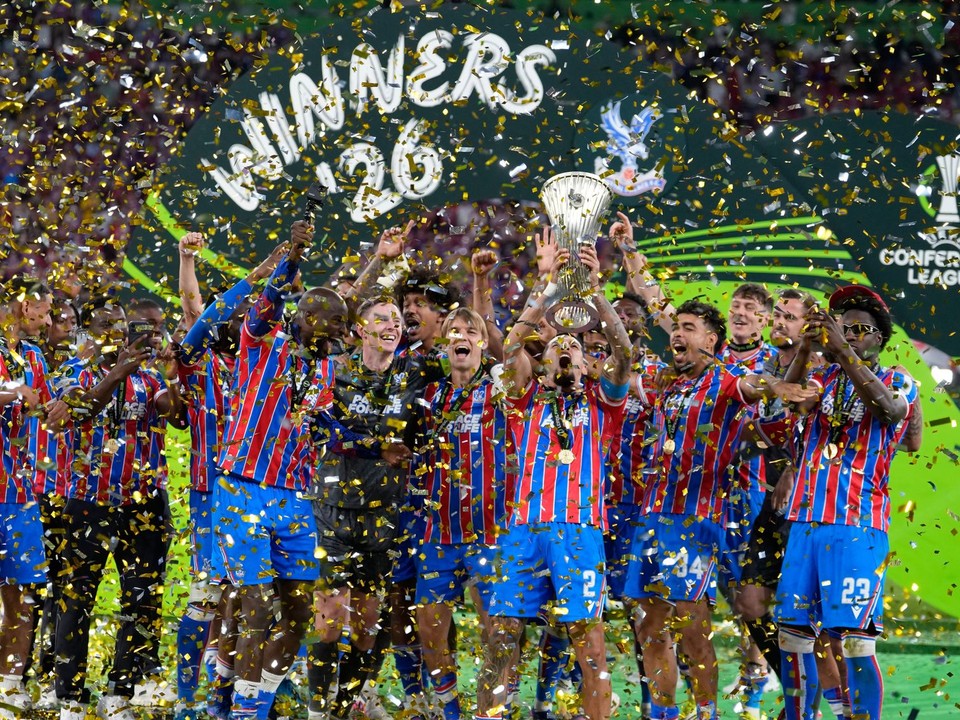 Hráči Crystal Palace oslavujú s trofejou Konferenčnej ligy.