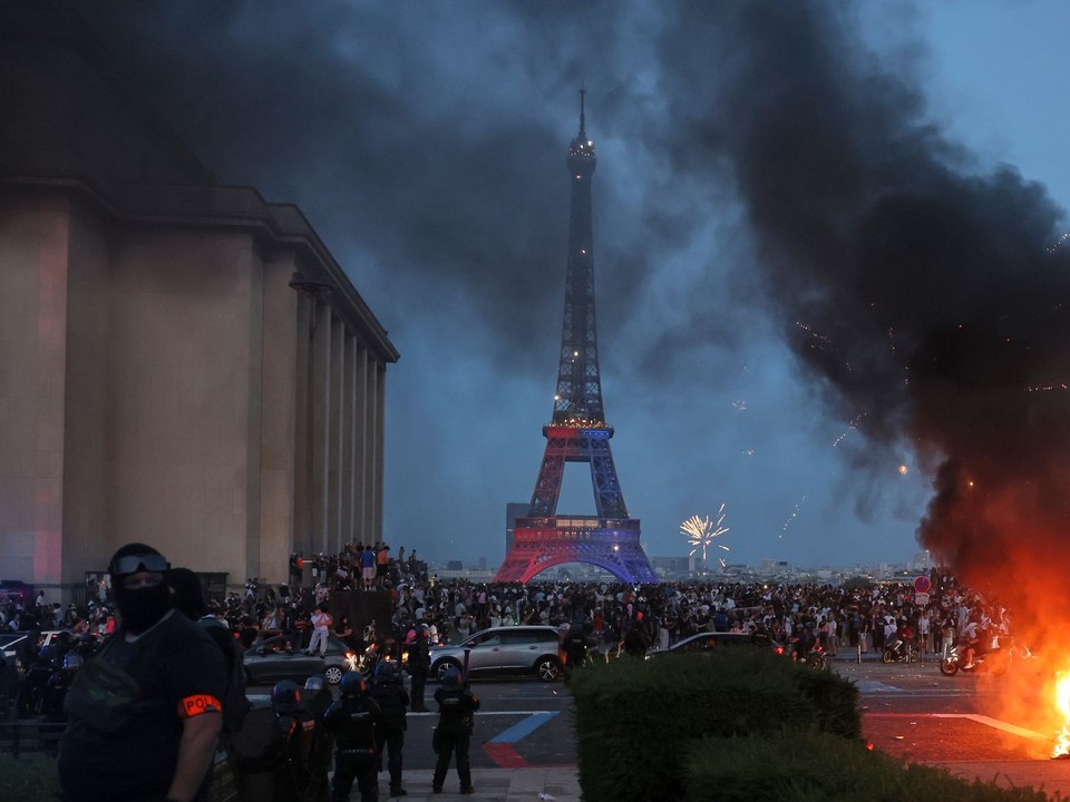Auto horí a ohňostroj exploduje po tom, čo fanúšikovia Paríža St. Germain oslavujú obhajobu titulu pred Eiffelovou vežou v Paríži po finálovom dueli Ligy majstrov.