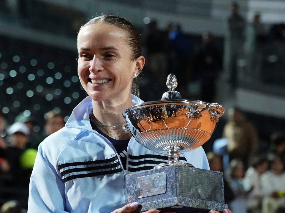 Elina Svitolinová sa teší z trofeje pre víťazku turnaja v Ríme.