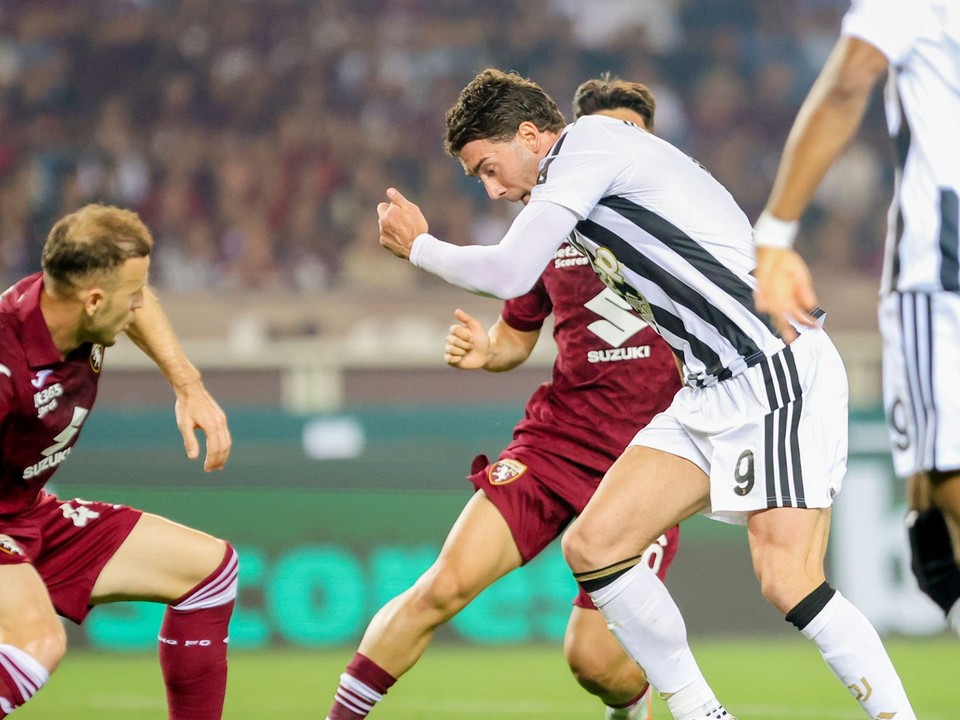 Hráč Juventusu Turín Dušan Vlahovič (9) v súboji počas záverečného 38. kola talianskej Serie A medzi FC Turín - Juventus Turín.