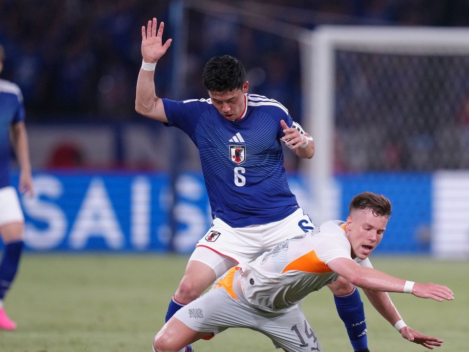 Wataru Endó v drese Japonska.