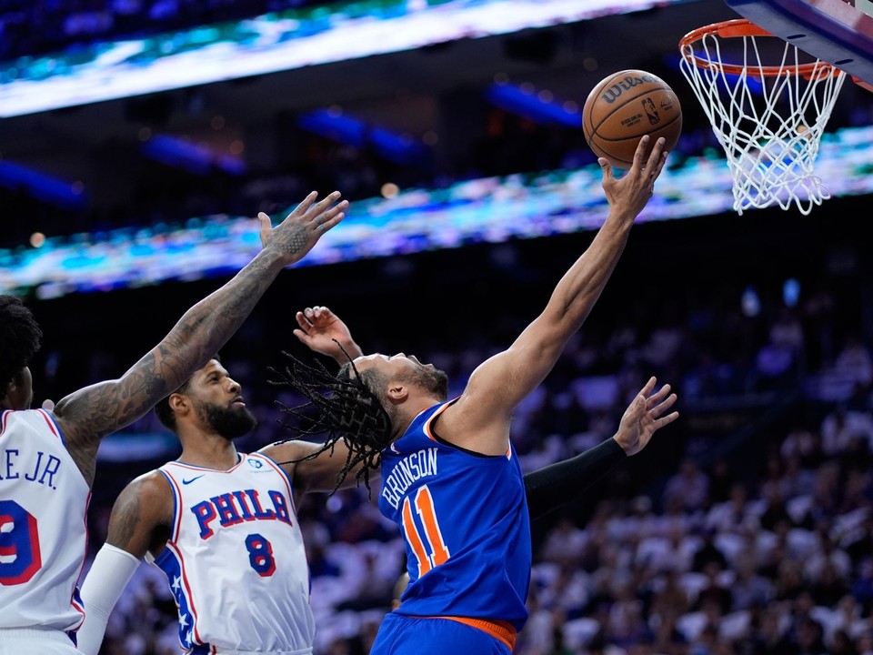 Hráč New Yorku Knicks Jalen Brunson zakončuje v zápase play-off proti Philadelphii 76ers.