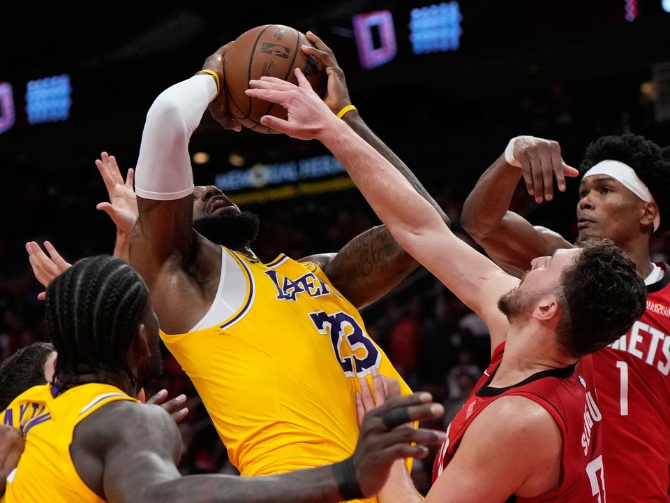 Basketbalista Los Angeles Lakers LeBron James v zápase 1. kola play-off NBA proti Houstonu.
