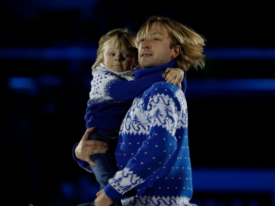 Jevgenij Pľučšenko so svojím synom Alexanderom na otváracom ceremoniáli ME 2018 v Moskve.