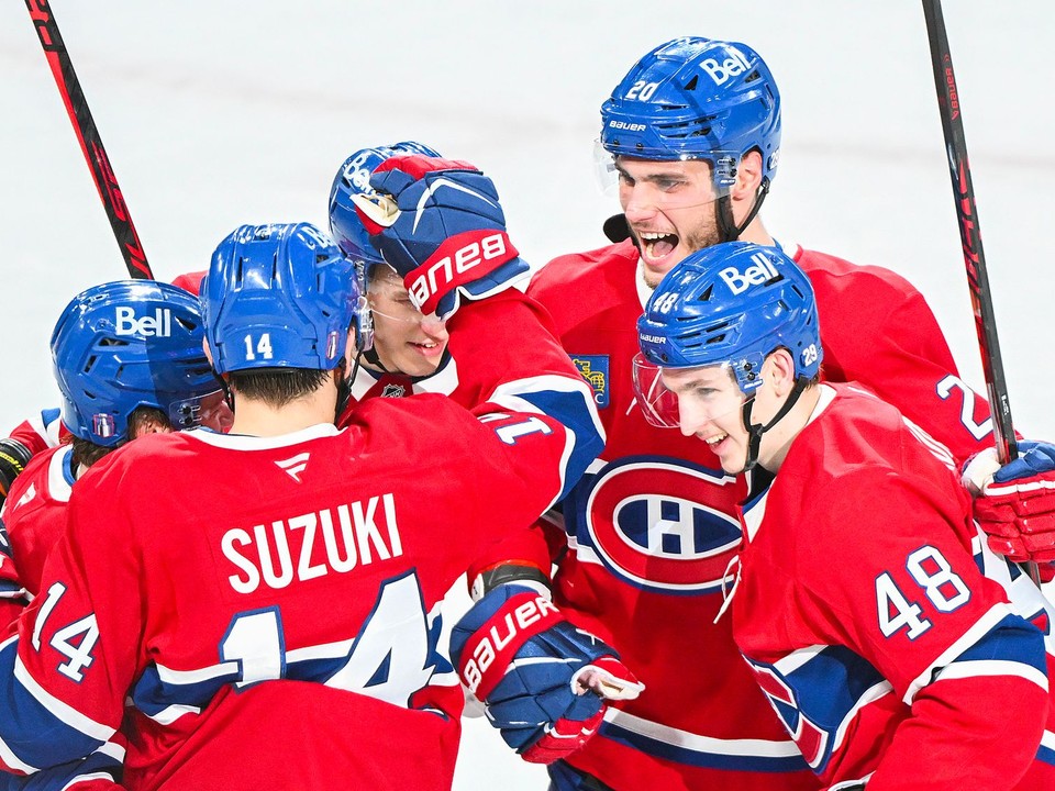 Montreal Canadiens oslavujú gól. 