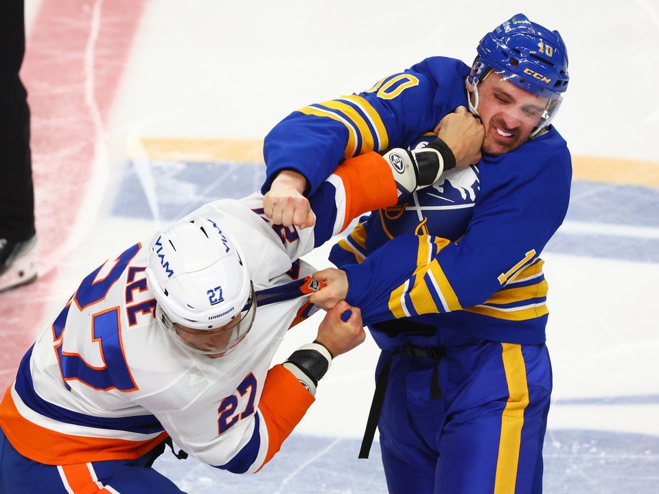 Anders Lee (vľavo) a Sam Carrick počas pästného súboja v zápase Buffalo - NY Islanders.