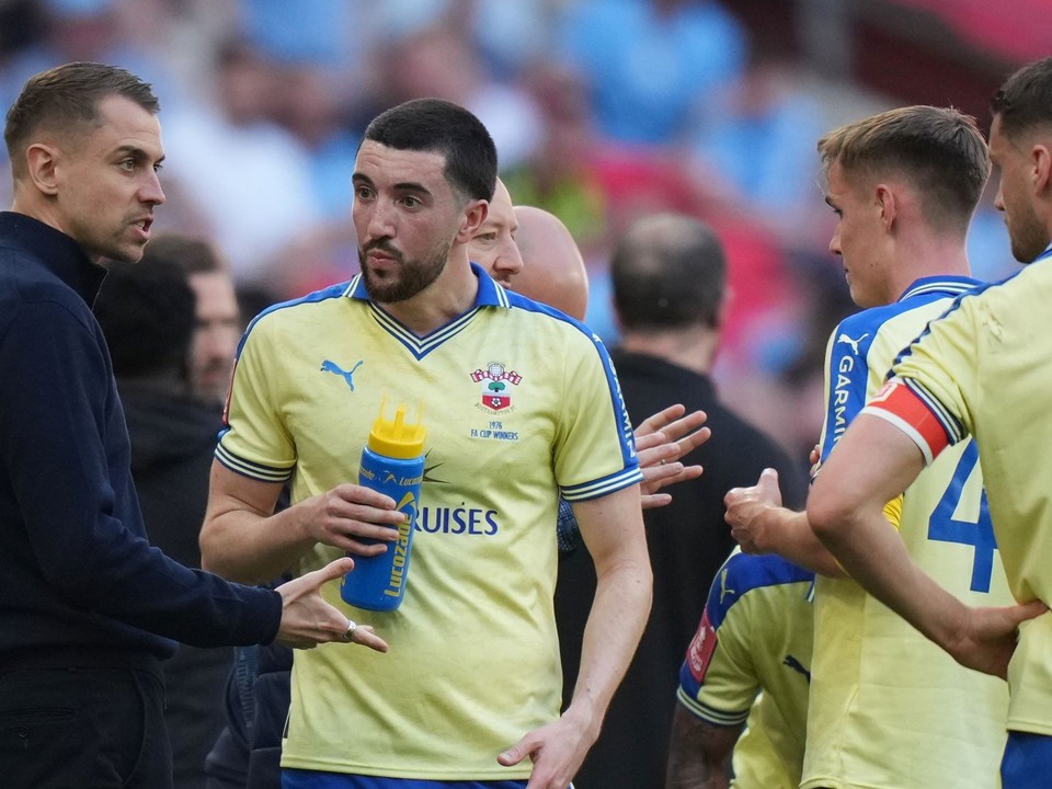 Na archívnej snímke z 25. apríla 2026 v Manchestri tréner Southamptonu Tonda Eckert (vľavo) sa rozpráva s hráčmi.