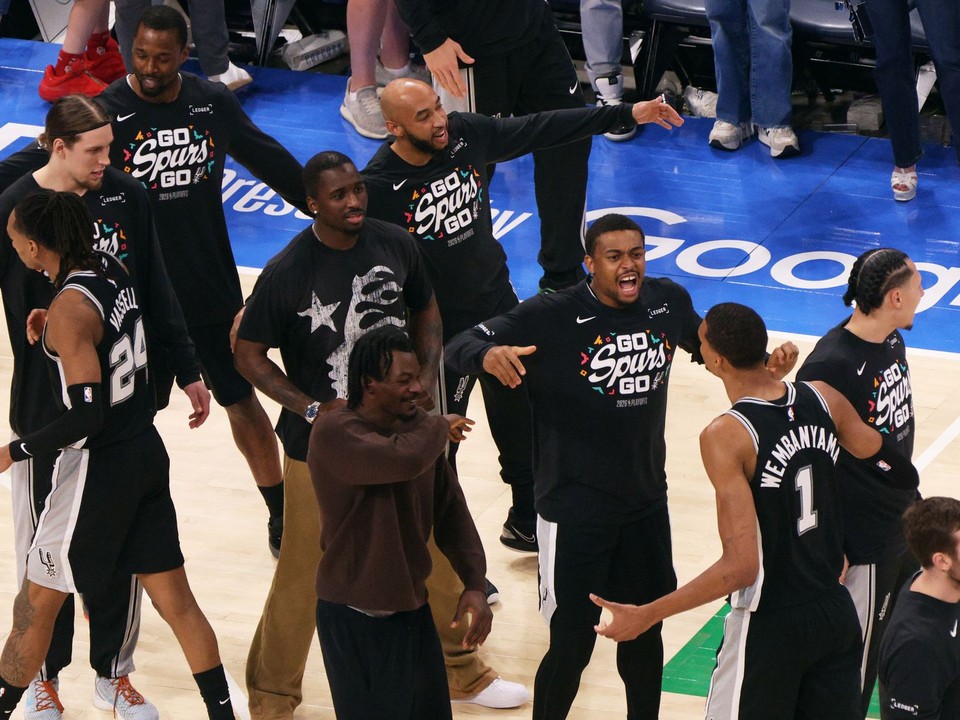 Hráč San Antonia Spurs  Victor Wembanyama (1) oslavuje so spoluhráčmi po výhre.