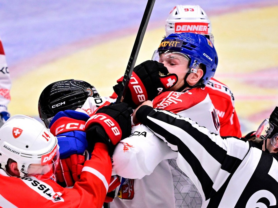 Dean Kukan a Adam Klapka v potýčke počas zápasu Česko - Švajčiarsko. 