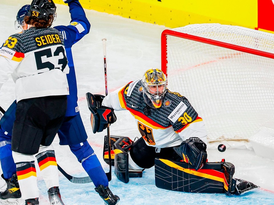 Brankár Nemecka Philipp Grubauer inkasuje gól od Fínska na MS v hokeji 2026.