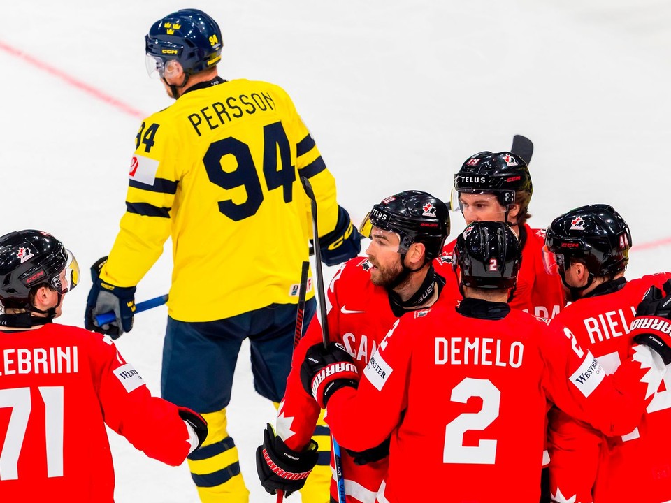 Kanada oslavuje gól v zápase proti Švédsku na MS v hokeji 2026. 